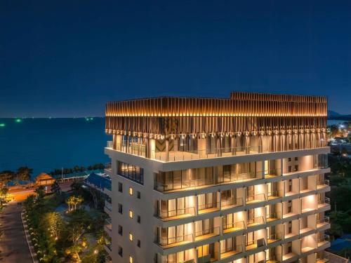 Blick auf ein Gebäude in der Nacht in der Unterkunft Mercure Rayong Lomtalay Villas & Resort in Mae Pim
