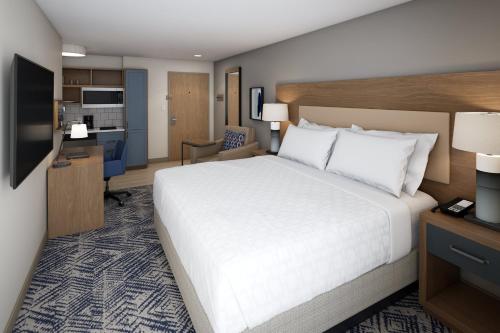 Postel nebo postele na pokoji v ubytování Candlewood Suites London South by IHG