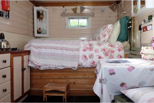 a small bedroom with a bed and a table at 1Bed Cabin Sleeps 2- Parking Fireplace Garden Pets in Lizard