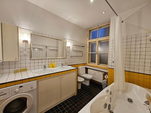 Koupelna v ubytování Historic Townhouse Apartment Tina by City Hall