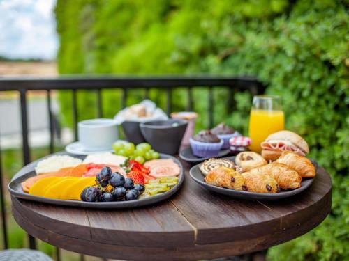 Novotel Criciuma في كريسيوما: طاولة مليئة بأطباق الطعام والفواكه