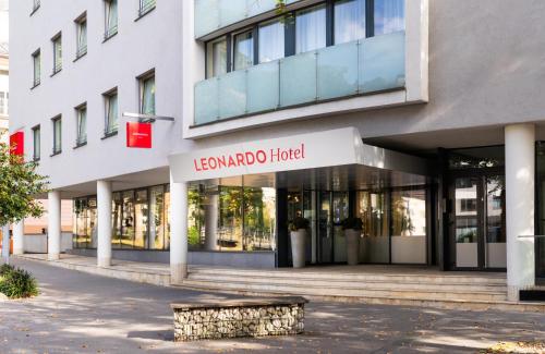 ザルツブルクにあるLeonardo Hotel Salzburg City Centerの韓国のホテルを読む看板のある建物