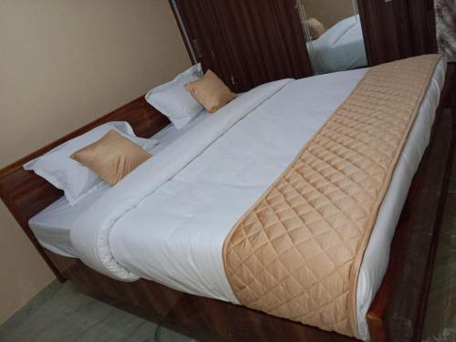 Ένα ή περισσότερα κρεβάτια σε δωμάτιο στο Sai Srinivasa Home Stay