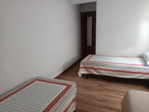 En eller flere senge i et værelse på Acogedora habitación privada en piso familiar con baño compartido