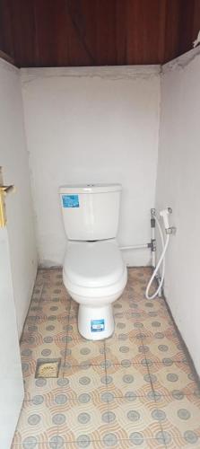 a small bathroom with a toilet in a stall at Parfray Homestay Raja Ampat in Airborei