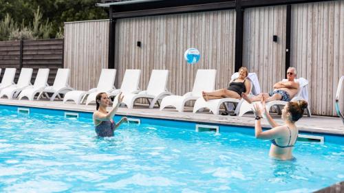 WekeromにあるNatuur Villa met Hottub | 2 personen - Resort Valleyのプールにいる人々のグループ