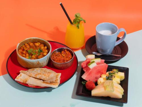 een tafel met twee borden eten en een kop koffie bij Aparthotel Adagio Dubai Deira in Dubai