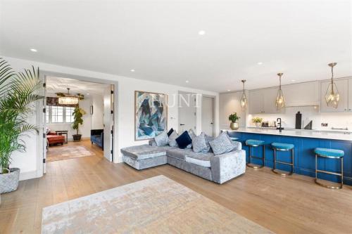 ウォーザン・アビーにあるLuxury 5Bed Gated Home in High Beechのソファとキッチンのあるリビングルーム