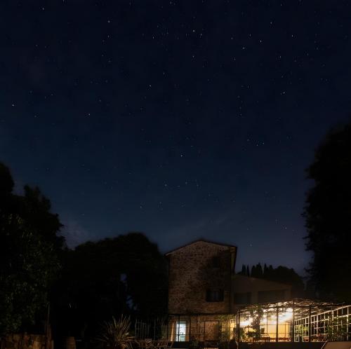 a building at night with the stars in the sky at Poggio Bernone - Massa Marittima in Prata