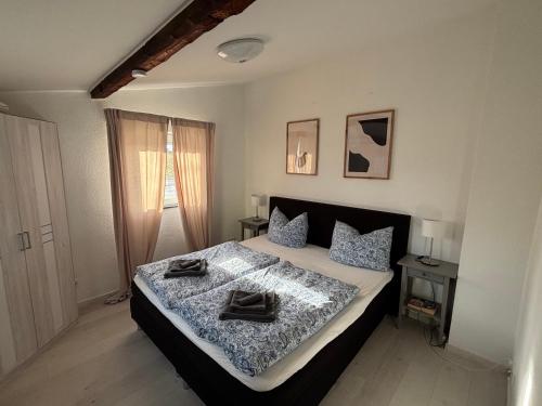 a bedroom with a bed with two towels on it at Wohnung nähe Phantasialand und Köln in Hürth