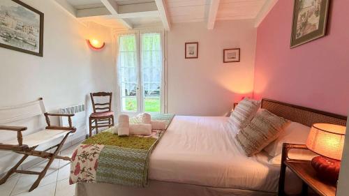 Ένα ή περισσότερα κρεβάτια σε δωμάτιο στο Maison de vacances proche plage