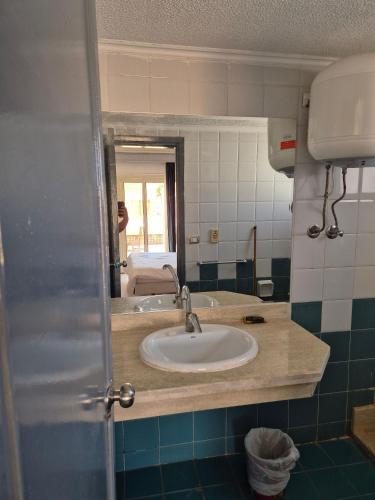 une salle de bain avec un lavabo et un miroir dans l'établissement Elixir Resort Hurghada 30, à Hurghada