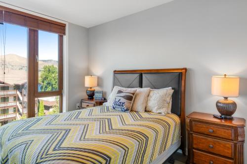 ein Schlafzimmer mit einem Bett und einem großen Fenster in der Unterkunft Chelan Resort Suites - Concord Bliss #305 in Lakeside