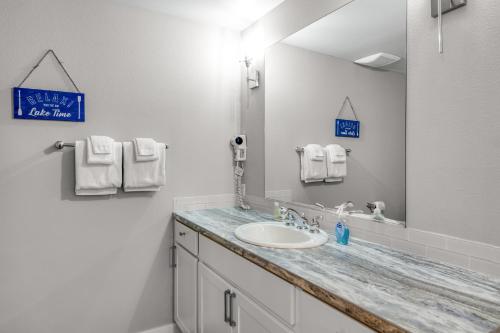 ein Badezimmer mit Waschbecken und Spiegel in der Unterkunft Chelan Resort Suites - Concord Bliss #305 in Lakeside