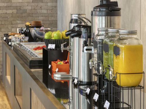 encimera de cocina con exprimidor en la encimera en ibis budget BH Savassi, en Belo Horizonte