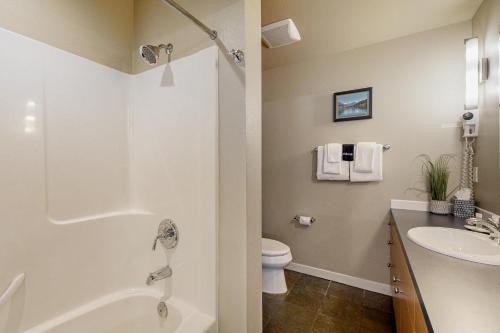 Koupelna v ubytování Chelan Resort Suites - #409 Suite Views 409