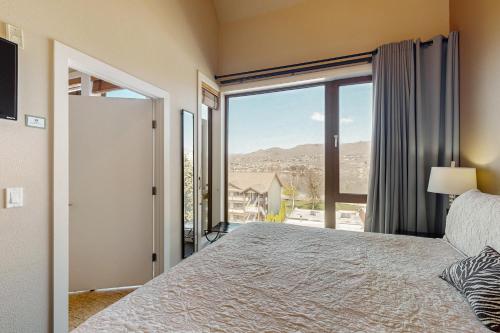 Postel nebo postele na pokoji v ubytování Chelan Resort Suites - #409 Suite Views 409