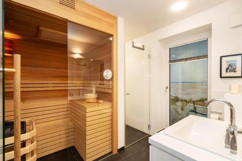 een badkamer met wastafel en douche bij Sylt Lofts in Westerland