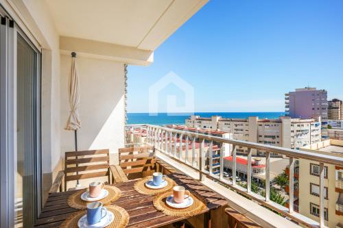 un balcone con un tavolo con sopra dei cappelli di Vista al Mar 10 Gandía a Playa de Gandia