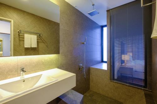 Tanjong TokongにあるPenang Beachfront Seaview Residencesの洗面台と鏡のあるバスルーム