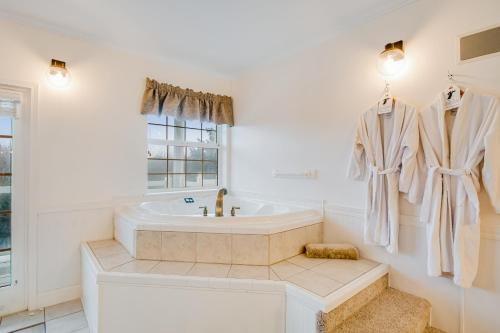 ein weißes Badezimmer mit Badewanne und Fenster in der Unterkunft The Charleston at the Judith Ann Inn in Oyhut