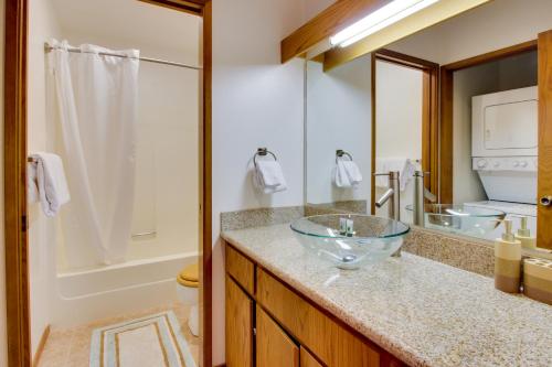 ein Badezimmer mit einem Glaswaschbecken und einer Dusche in der Unterkunft Lake Chelan Shores - Serenity by the Lake #15-9 in Lakeside