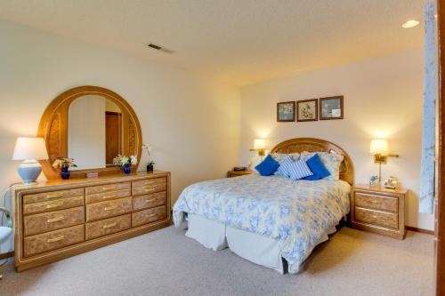 ein Schlafzimmer mit einem Bett, einer Kommode und einem Spiegel in der Unterkunft Lake Chelan Shores - Serenity by the Lake #15-9 in Lakeside