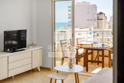 un soggiorno con TV e balcone di Vista al Mar 10 Gandía a Playa de Gandia