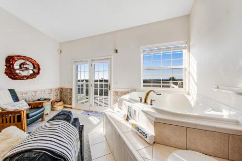 Postel nebo postele na pokoji v ubytování The Charlotte at Judith Ann Inn