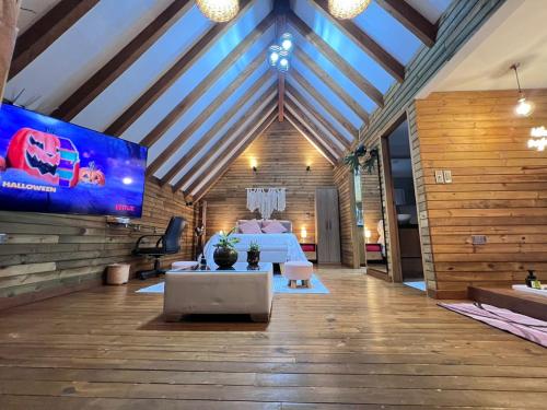 a living room with a large screen in a house at Chalet Boutique a 7 Min del Aeropuerto JMC in Guarne