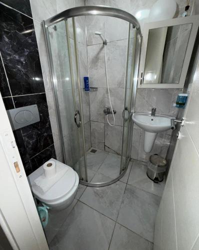 een badkamer met douche, toilet en wastafel bij Şişli Suites - Room46 in Istanbul