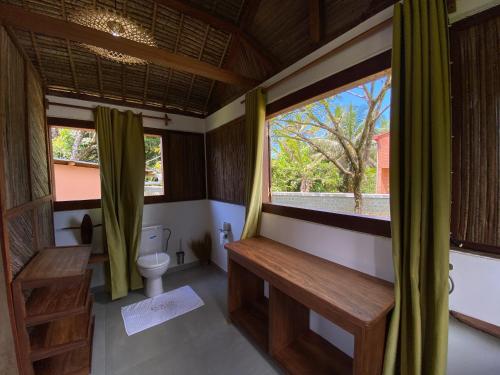 Un baño con inodoro y ventana. en Villas Kokoa Serena, en Sainte Marie