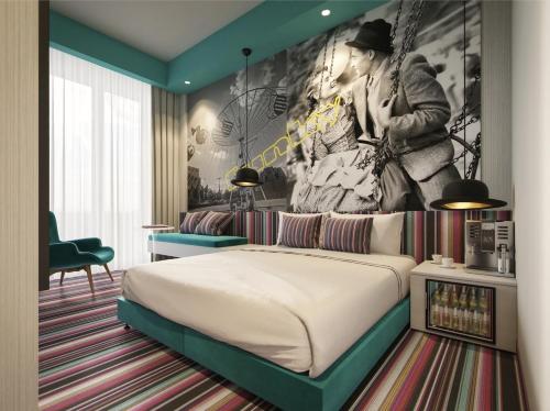 Giường trong phòng chung tại Mamaison Vibe Hotel Downtown Budapest