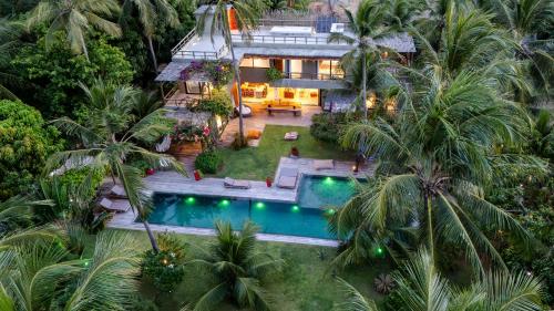 una vista aérea de una casa con piscina en Casa'Lex, magnífica casa perto do mar, en Icaraí