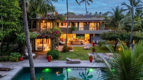 イカライーにあるCasa'Lex, magnífica casa perto do marのプール付きの家