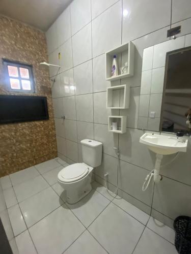 een badkamer met toilet en wastafel bij Casa imperr in Aracati