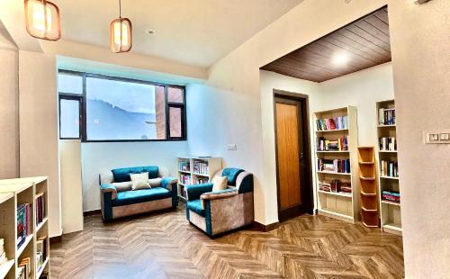 a living room with two chairs and a window at Cloud Culture Villa in Baragrān