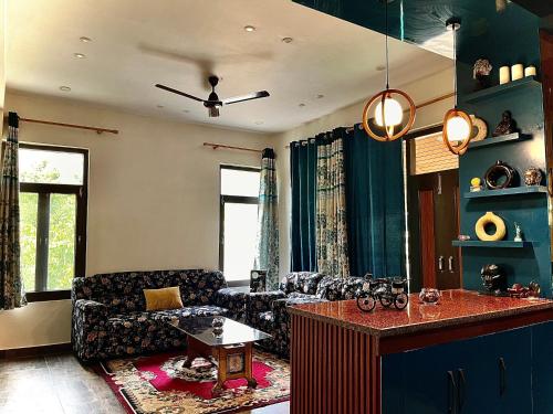 a living room with a couch and a table at Cloud Culture Villa in Baragrān