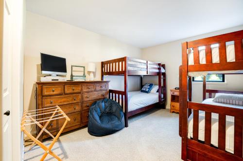 ein Schlafzimmer mit zwei Etagenbetten und einem Fernseher in der Unterkunft Lake Chelan Shores - Sunny by the Lake 18-4 in Lakeside