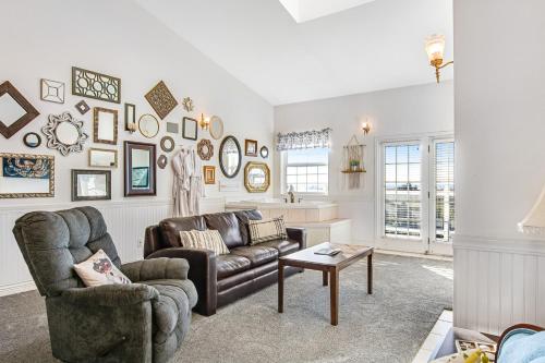 a living room with a couch and a table at The Marietta at Judith Ann Inn in Ocean Shores