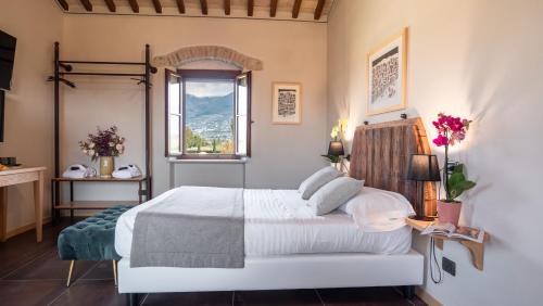 une chambre avec un lit blanc et une fenêtre dans l'établissement Borgo Degli Angeli Resort e Spa, à San Vitale