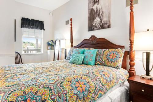 een slaapkamer met een bed met een kleurrijke sprei bij The Marietta at Judith Ann Inn in Oyhut