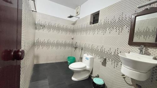 Bilik mandi di Marari Charlys Homestay