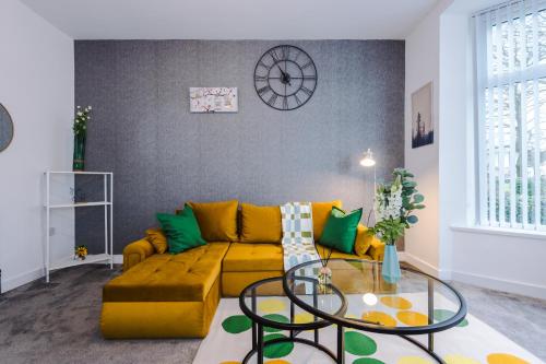 Гостиная зона в Spacious 6BR House Sleeps 15 Perfect for Contractors Large Groups Parking