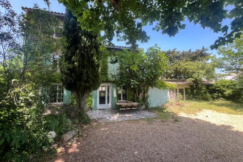 Stone house in Isle-sur-la-Sorgue