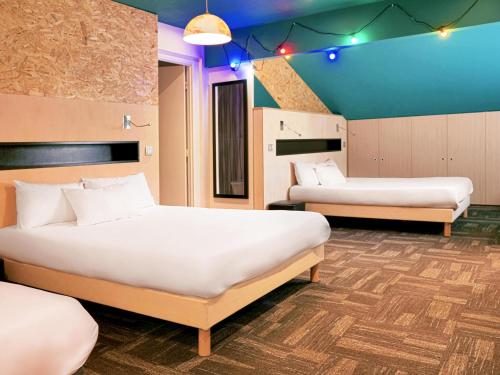 a hotel room with two beds in it at greet Hotel Marseille Provence Aéroport in Vitrolles