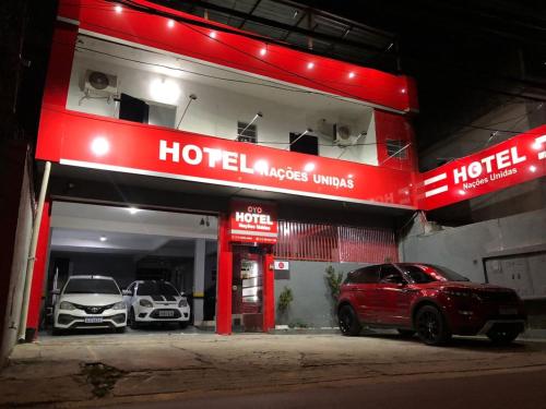 サンパウロにあるHotel Nações Unidasの駐車場に2台駐車したホテル