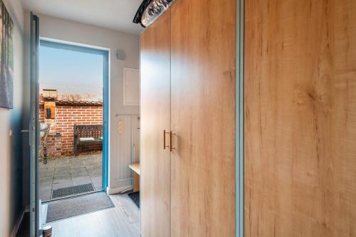 a room with a wooden cabinet and a door at Fewo Inselblick - am Schweriner See in Flessenow