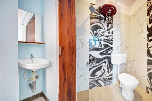 班加罗尔Hotel O Harsha Inn的带马桶和水槽的浴室