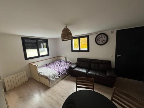 un soggiorno con divano e letto di Charmant studio a Epagny Metz-Tessy